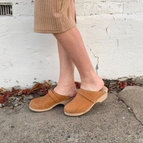 CLASSIC BROWN NUBUCK CLOGS