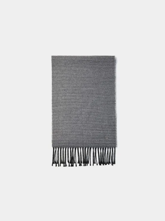 Scarf with geometric pattern